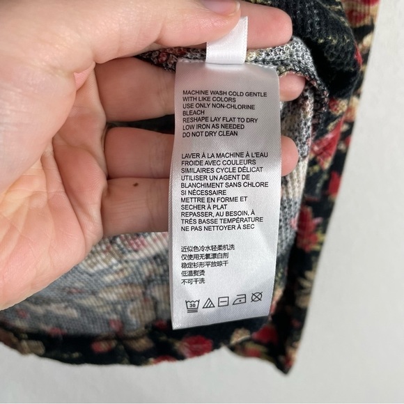 Pilcro Anthropologie Black Red Floral Split Neck Top Size XS - Picture 7 of 7